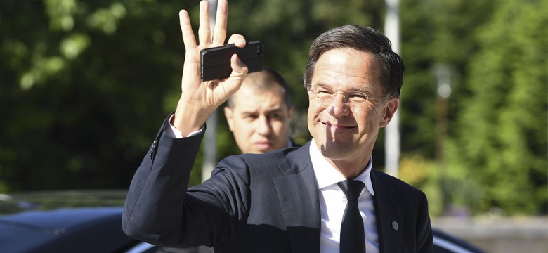 Zachowanie premiera Holandii hitem sieci. Mark Rutte rozlał kawę i sam ją posprzątał