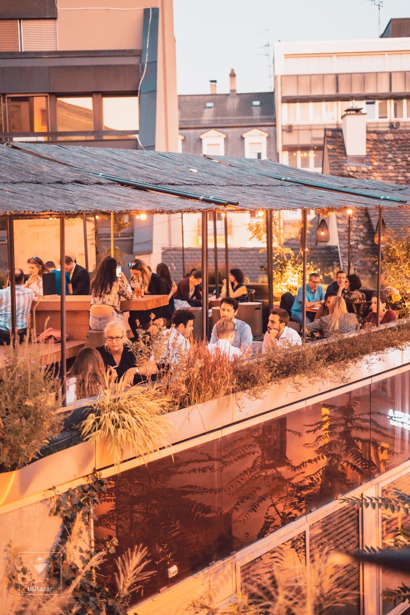 Le Baltazar Bar surplombe la zone piétonne animée du Steinen.