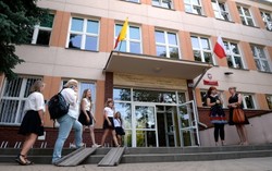 Pogrzeb gimnazjum i oświatowy powrót do przeszłości