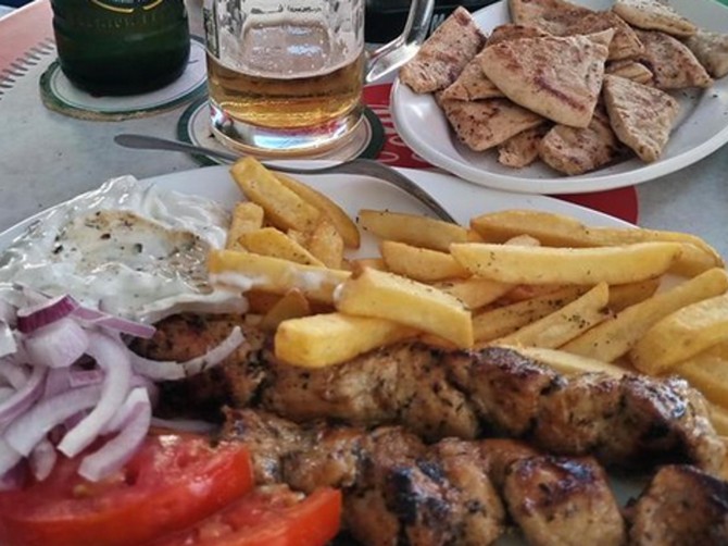 Srbin u Grčkoj naručio suvlaki, hleb i pivo, a zbog računa se cela zemlja digla na noge