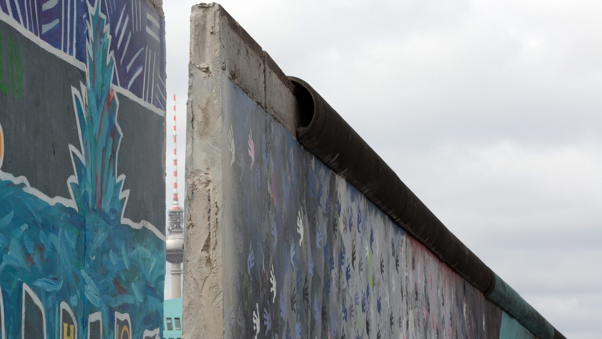 Burmistrz Berlina Klaus Wowereit opowiedział się za zachowaniem w całości najdłuższego istniejącego fragmentu muru berlińskiego. Mieszkańcy miasta protestują przeciw planom usunięcia przez inwestora budowlanego części pokrytego graffiti muru.