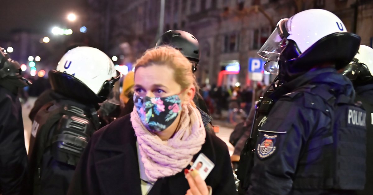 Strajk kobiet.  Moment ataku gazowego na posłankę Barbarę Nowacką [ZDJĘCIA]