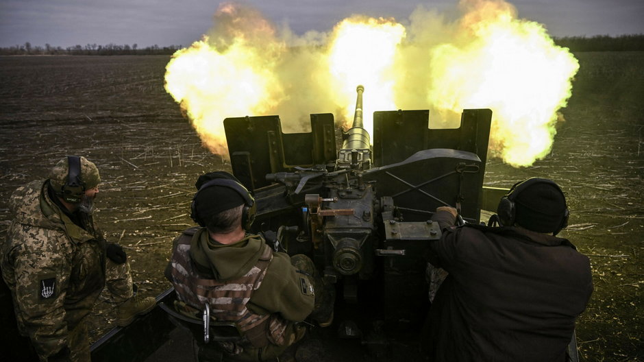 Ukraińscy żołnierze strzelają z działa do rosyjskich pozycji w pobliżu Bachmutu