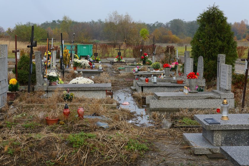 W Gadce Starej po ulewach groby toną w wodzie