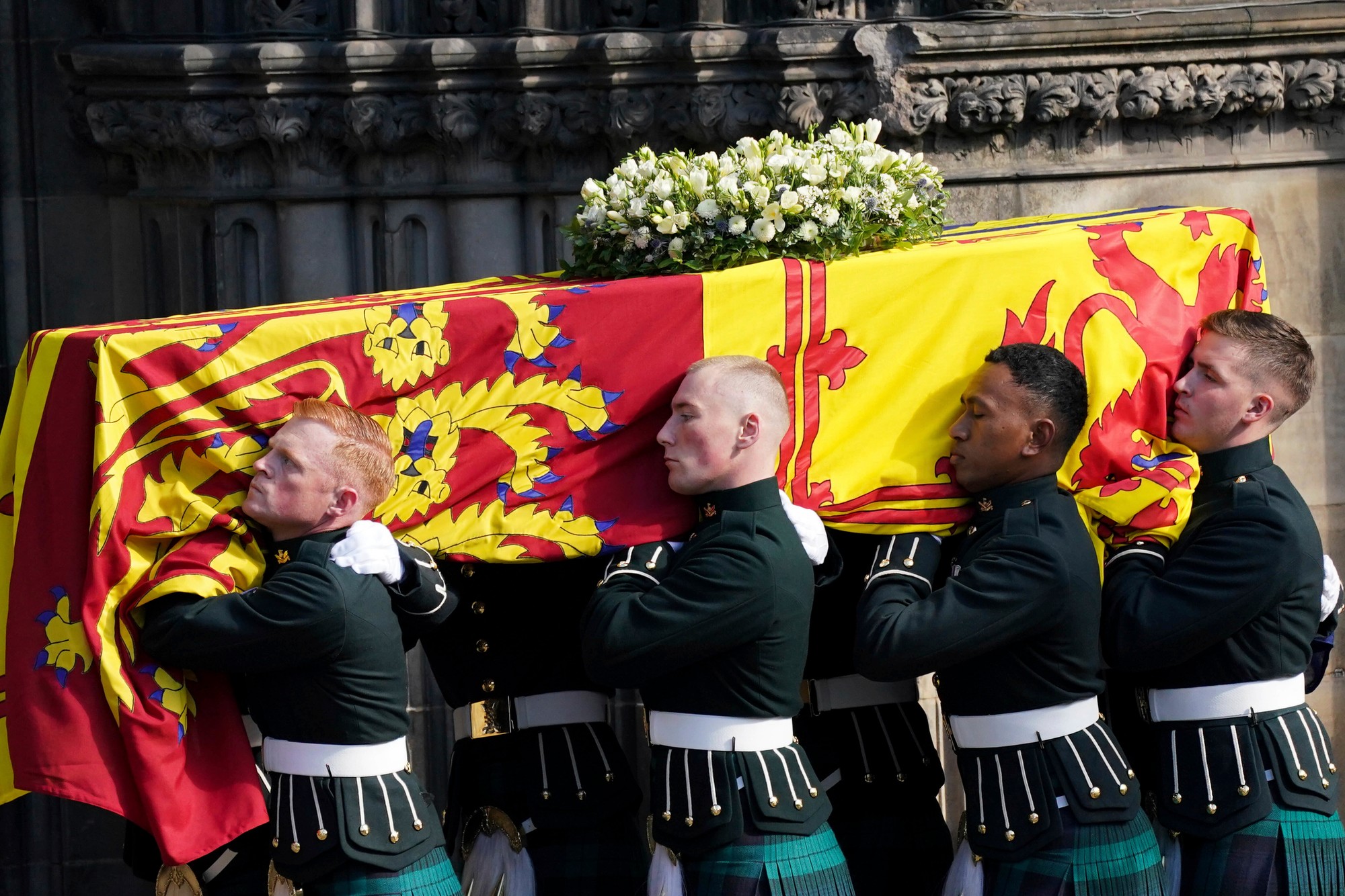 Rakvu s pozostatkami britskej kráľovnej Alžbety II. prinášajú do Katedrály svätého Egídia v škótskom Edinburghu.