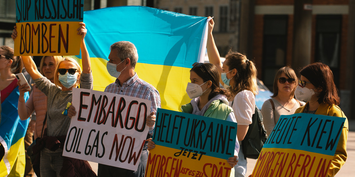 Protest przeciwko wojnie w Ukrainie w Kolonii w Niemczech. 26 marca 2022 r.