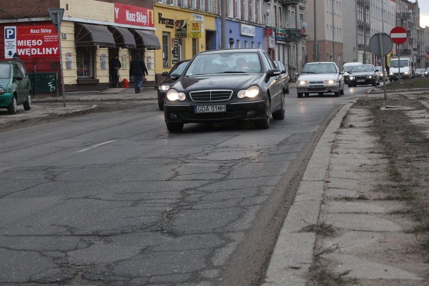 Popękana nawierzchnia na Trakcie św. Wojciecha