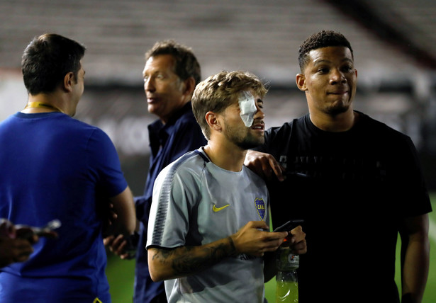 Copa Libertadores: Kibice River Plate zaatakowali autokar Boca Juniors. Piłkarze mają rany cięte