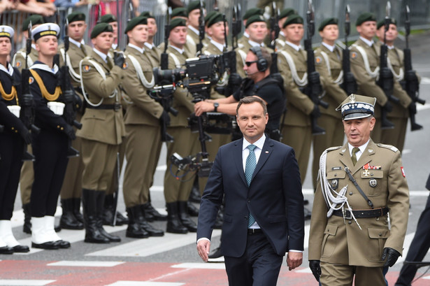 Zwierzchnik Sił Zbrojnych prezydent Andrzej Duda w asyście szefa Sztabu Generalnego gen. Mieczysława Gocuła