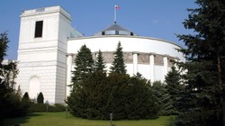 Nowy projekt PiS. Tym razem podwyżki dla samorządowców, prezydenta i jego poprzedników