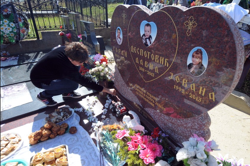 Igračka kraj spomenika malom Davidu i njegovim roditeljima