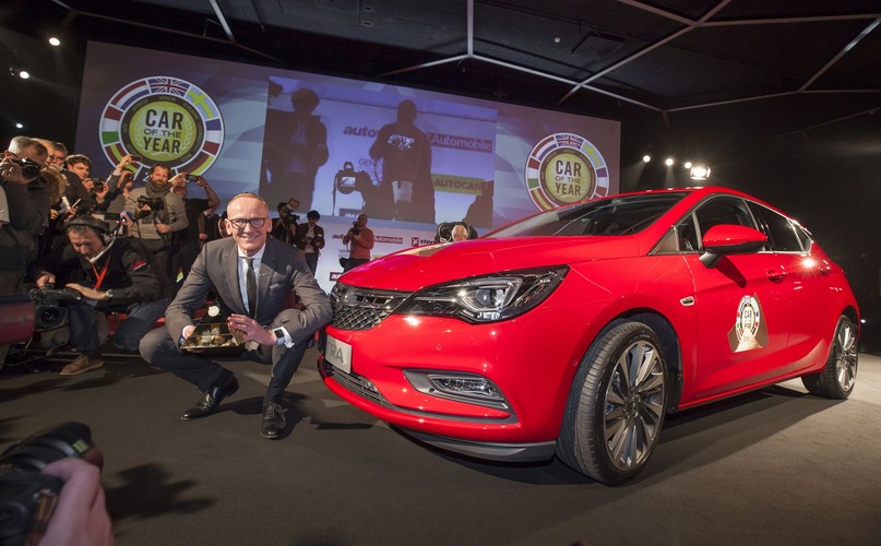 Nagrodę z rąk przewodniczącego jury konkursu Hakana Matsona odebrał dyrektor generalny firmy Opel Karl-Thomas Neumann