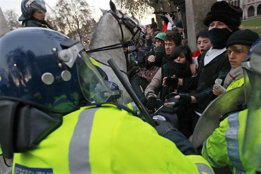 Studenci biją się z policją, atakują auto księcia Karola Foty