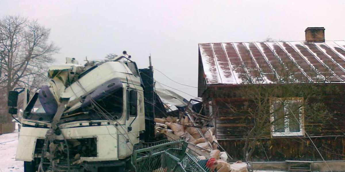 Tir wjechał w dom. Po drodze kosił znaki, słupy i ogrodzenia!