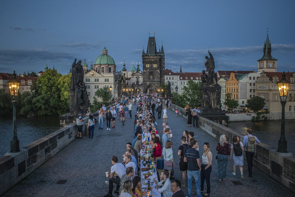 Czechy żegnają koronawirusa. Prażanie urządzili wielką kolację na moście Karola