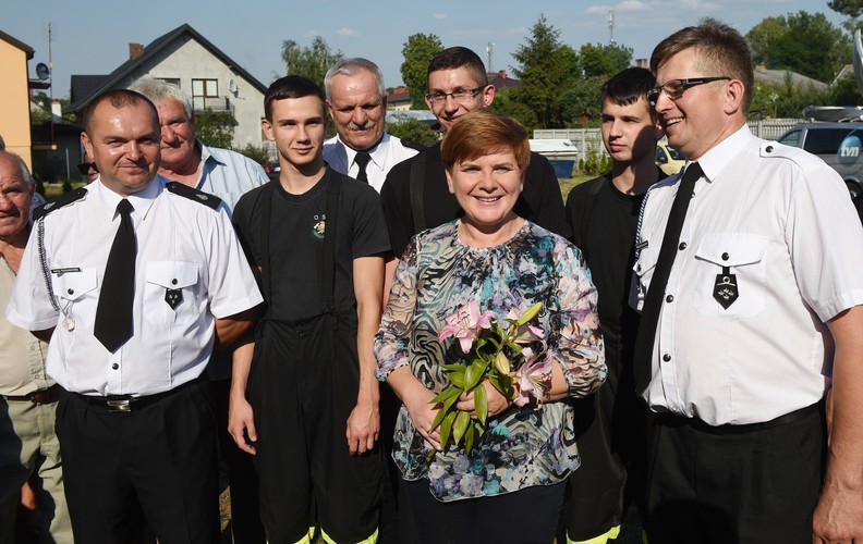 <b>Likwidacja NFZ i państwowe mieszkania na wynajem</b>
<br>
<br>
Pośród wielu obietnic Szydło znalazły się też te dotyczące służby zdrowia - w tym likwidacja NFZ i przywrócenie medycyny szkolnej.
<br>
<br>
Podczas kongresu programowego PiS Szydło mówiła też o budowie preferencyjnych mieszkań na wynajem. Na terenach dostarczanych bezpłatnie przez państwo miałyby być budowane mieszkania pod wynajem. Spłata kredytu byłaby rozłożona w ramach czynszu, PiS bierze pod uwagę także możliwość finansowania przez państwo części odsetek przy spłacie kredytu.
<br>
<br>
<a  href=