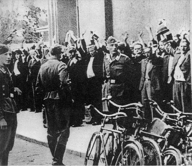 Zdjęcie z łapanki ulicznej – w ten sposób Niemcy pozyskiwali robotników przymusowych