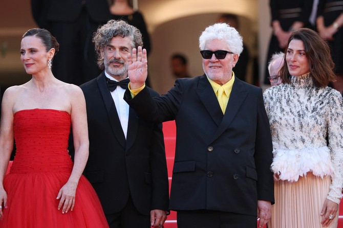 Pedro Almodovar sa ekipom svog filma u Kanu 