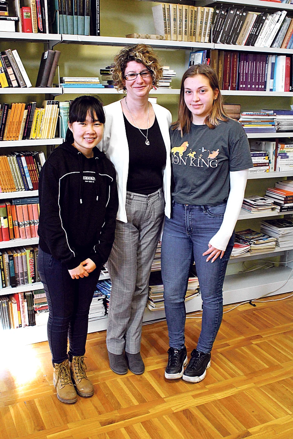 Profesorka biologije Elvira Đurković sa svojim učenicama