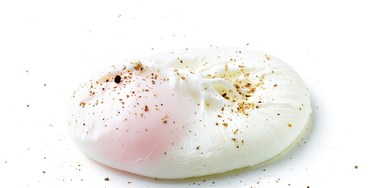 Jajko sadzone bez tłuszczu jest znacznie mniej kaloryczne niż to na klarowanym maśle.