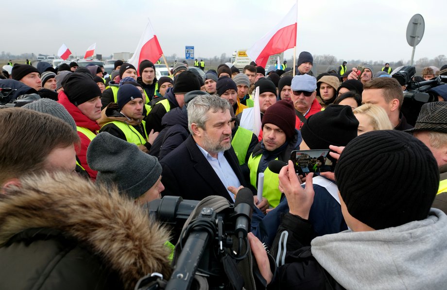 Ówczesny minister rolnictwa Jan Krzysztof Ardanowski i lider Agrounii Michał Kołodziejczak w tłumie protestujących na autostradzie A2.