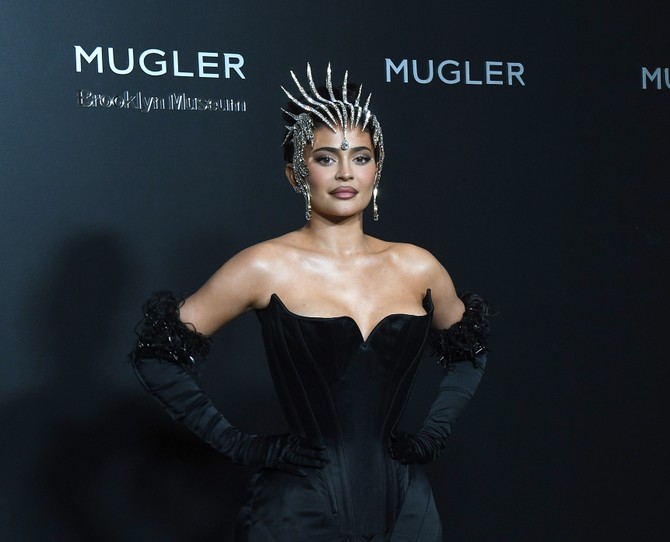 Kajli Džener na izložbi modne kuće Tjeri Mugler  u Bruklinskom muzeju foto: Jackie Brown / SplashNews.com/Splash