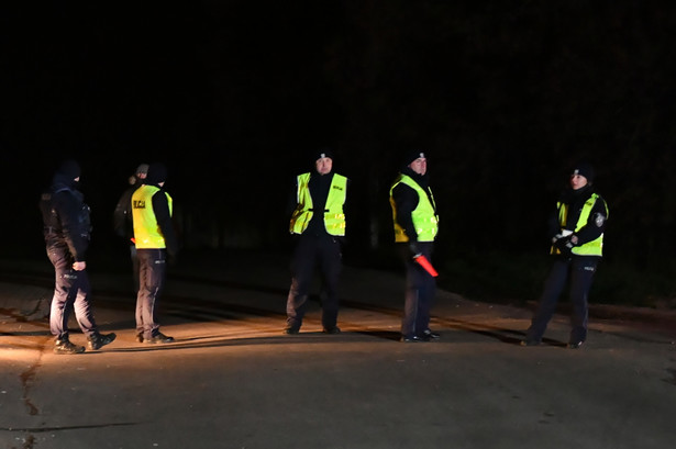 Przewodów, 15.11.2022. Policja na terenie miejscowości Przewodów w woj. lubelskim, 15 bm. Na terenie powiatu hrubieszowskiego doszło 15 bm. do eksplozji, która doprowadziła do śmierci dwóch obywateli, służby wyjaśniają okoliczności. Jak podali na konferencji rzecznik rządu i szef BBN, podwyższona zostaje gotowość niektórych jednostek wojskowych i innych służb mundurowych.