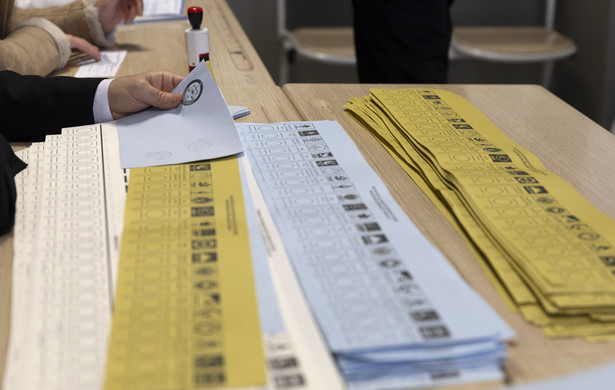 Karty do głosowania w wyborach lokalnych w lokalu wyborczym w Stambule, Turcja, 31 marca 2024 r.