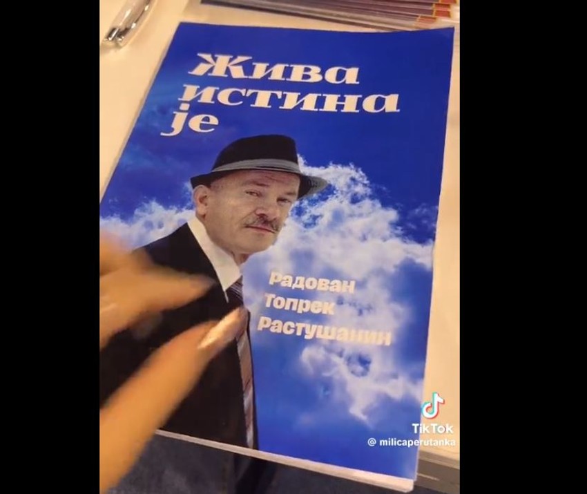 Knjiga "Živa istina je" koju je Radovan prodavao na Sajmu knjiga u Beogradu