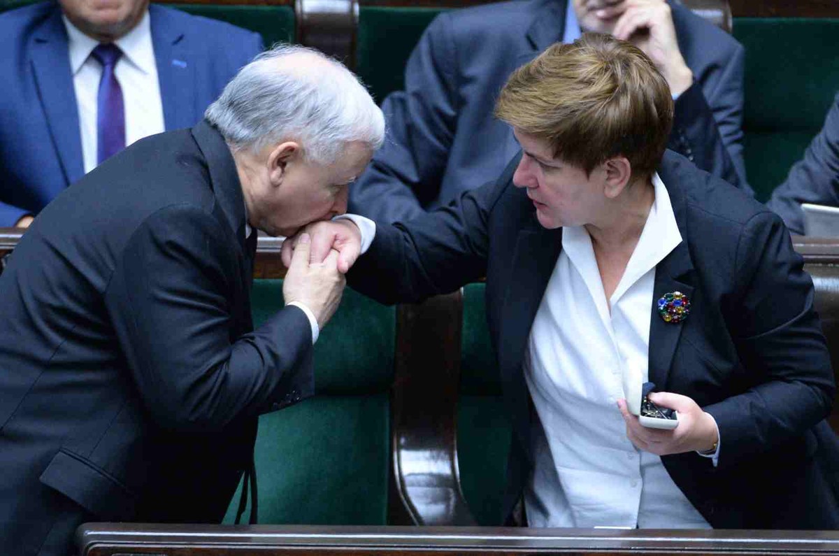 Prezes PiS Jarosław Kaczyński (L) i kandydatka PiS na premiera, wiceprezes partii Beata Szydło (P) podczas zakończenia ostatniego, 102. posiedzenia Sejmu VII kadencji, 9 bm. Wybory parlamentarne odbędą się 25 października. (zuz) PAP/Jacek Turczyk