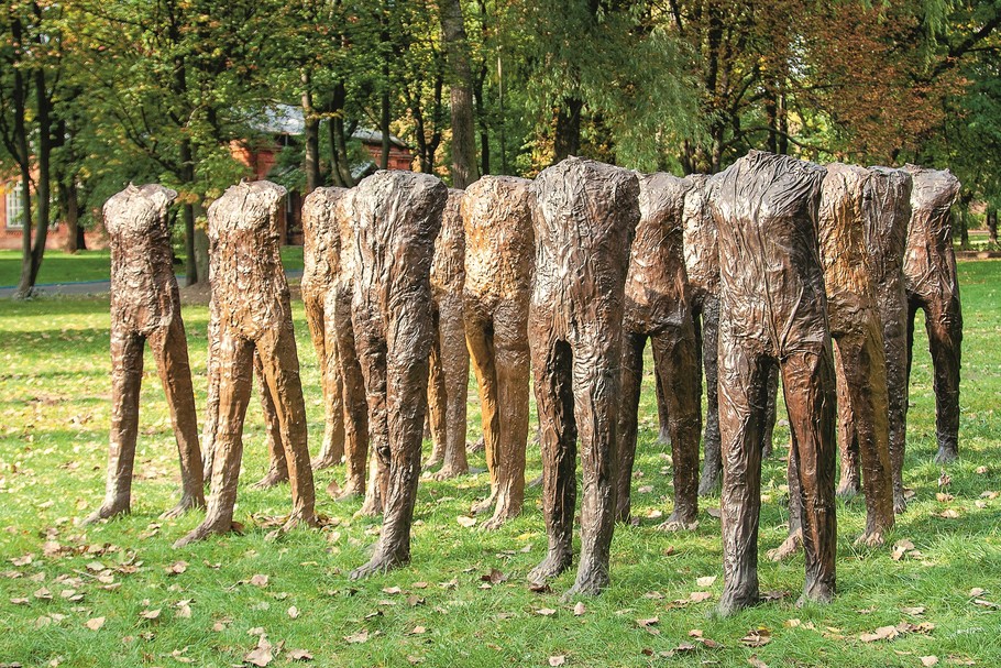 Magdalena Abakanowicz - „Caminando” - 8 024 000 zł 