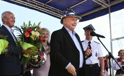 Kaczyński w Zbuczynie otrzymał 'hełm lidera'. Zażartował z rozmiarów swojej głowy i zapowiedział program dla rolnictwa
