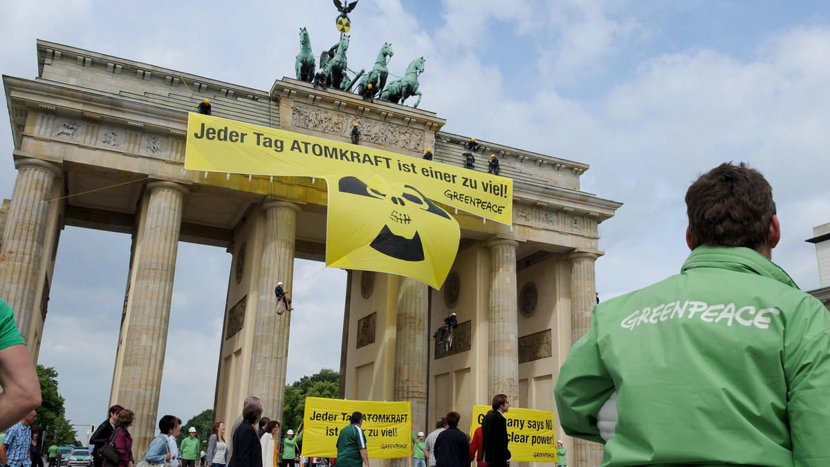 Działacze organizacji ekologicznej Greenpeace wspięli się w niedzielę na Bramę Brandenburską w Berlinie, gdzie rozpięli szeroki na 18 metrów transparent z hasłem: "Każdy dzień z energią atomową to o jeden za dużo".