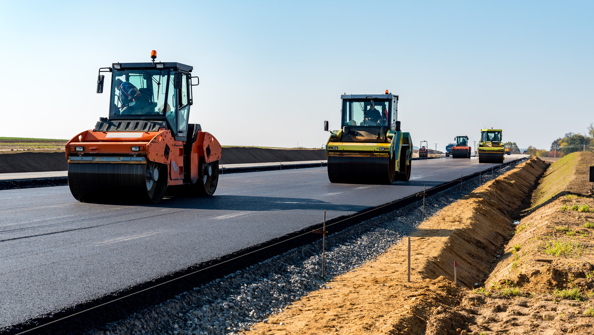 Rozpocznie się rozbudowa 16-km fragmentu autostrady A2 stanowiącego południową obwodnicą Poznania. Jezdnia zostanie powiększona do trzech pasów w obu kierunkach; kierowcy poszerzonym odcinkiem pojadą pod koniec roku.