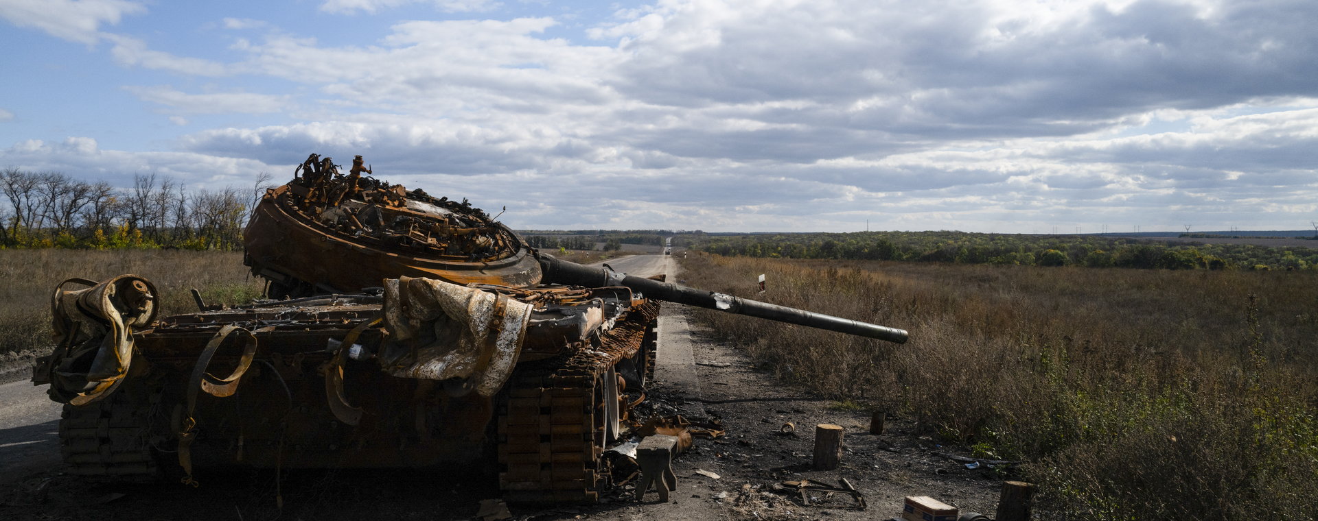 Zniszczony rosyjski czołg jest widoczny w obwodzie charkowskim w Ukrainie, 13 października 2022 r.