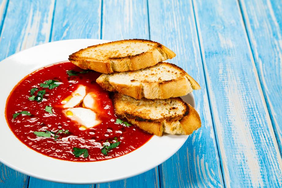 Krem pomidorowo-paprykowy z mozzarellą i grzankami