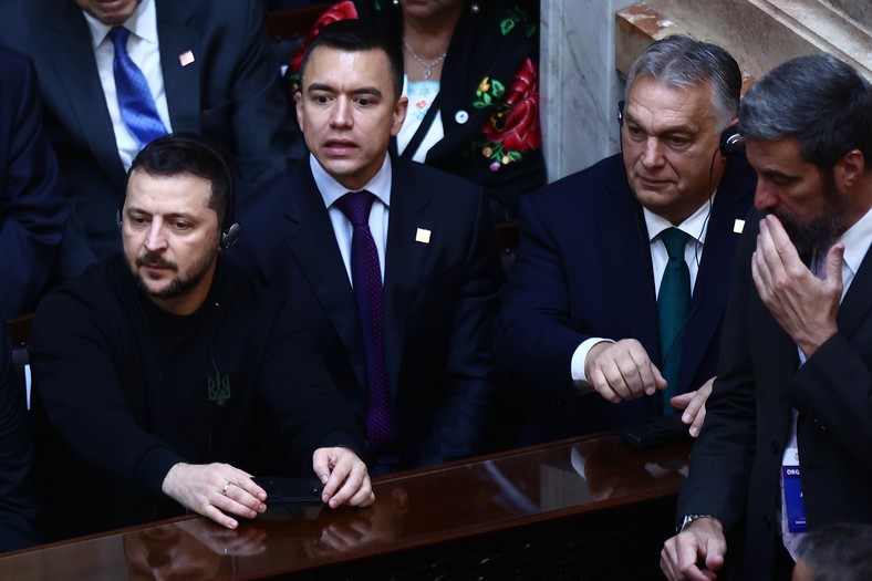 Președintele ucrainean Volodymyr Zelensky (stânga) vorbește cu premierul ungar Viktor Orban (dreapta) în timpul învestirii noului președinte argentinian Javier Melia la Buenos Aires, 10 decembrie 2023.