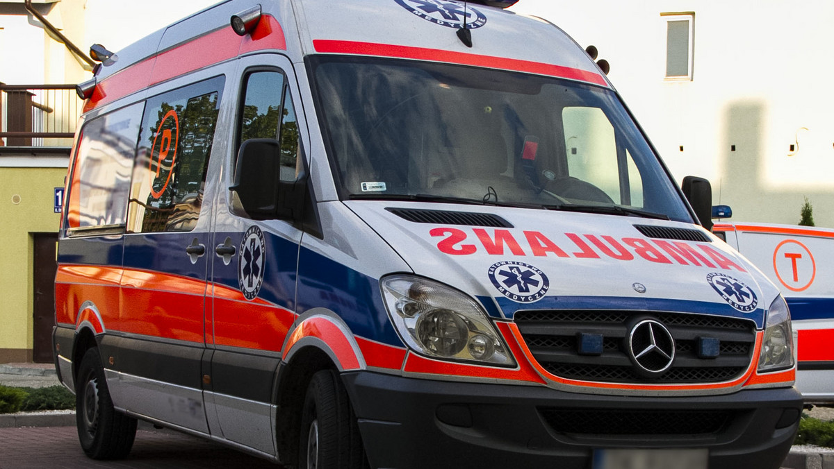 64-letni mężczyzna i pięcioletnie dziecko zostali ranni po tym, jak ciągnik, którym jechali przewrócił się. Do zdarzenia doszło w czwartkowe popołudnie w Mąchocicach Kapitulnych w powiecie kieleckim.