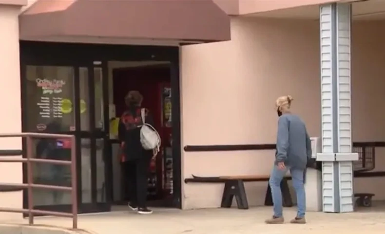 Mildred u centru gde je dala jaknu