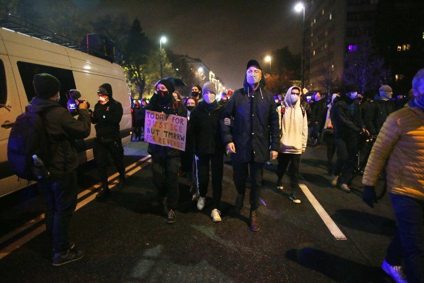 Trwa protest kobiet w Warszawie. Zablokują Sejm? Olbrzymie siły policji