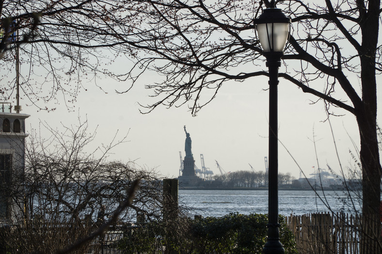 Widok na Statuę Wolności z Battery Park