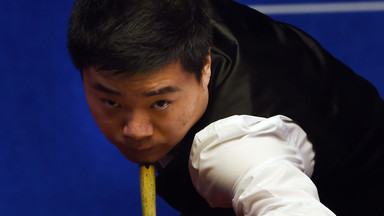 Snookerowe MŚ: koszmarny początek Ding Junhuia, Mark Selby bliżej drugiego mistrzowskiego tytułu
