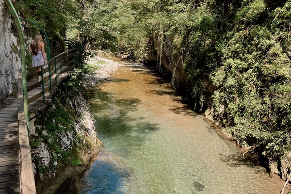 NAJLEPŠA BANJA U SRBIJI za koju skoro niko NIJE ČUO, a svaki ćošak je KAO DA STE NA TAJLANDU: Jedna od NAJČISTIJIH, meštani ovde leče mnoge bolesti, a priroda - NESTVARNA!