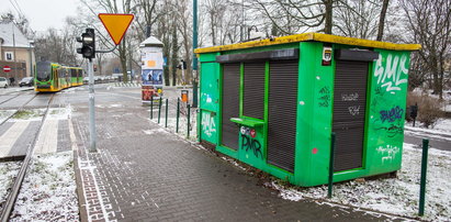 Miejski plastyk robi porządek z pawilonami