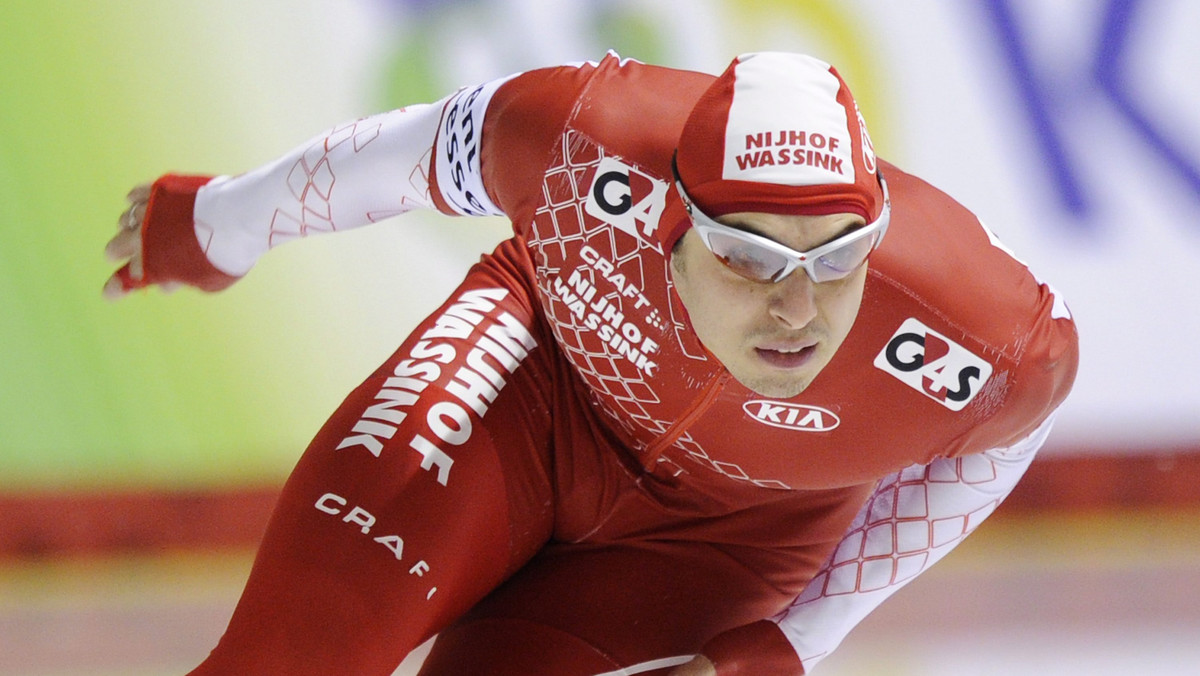 W 2005 roku został czwartym zawodnikiem mistrzostw świata juniorów. W kolejnym wziął udział w zimowych igrzyskach olimpijskich w Turynie, po czym słuch o nim zaginął. Mowa o Arturze Wasiu, który przebojem wdarł się do światowej czołówki na sprinterskim dystansie 500 metrów w łyżwiarstwie szybkim.