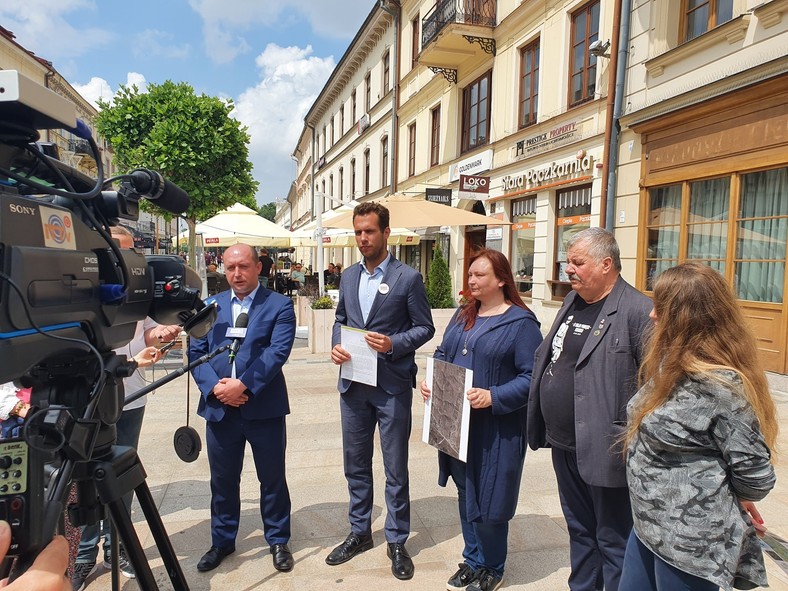 Urszula Chłopicka (w środku) na konferencji z Janem Kanthakiem