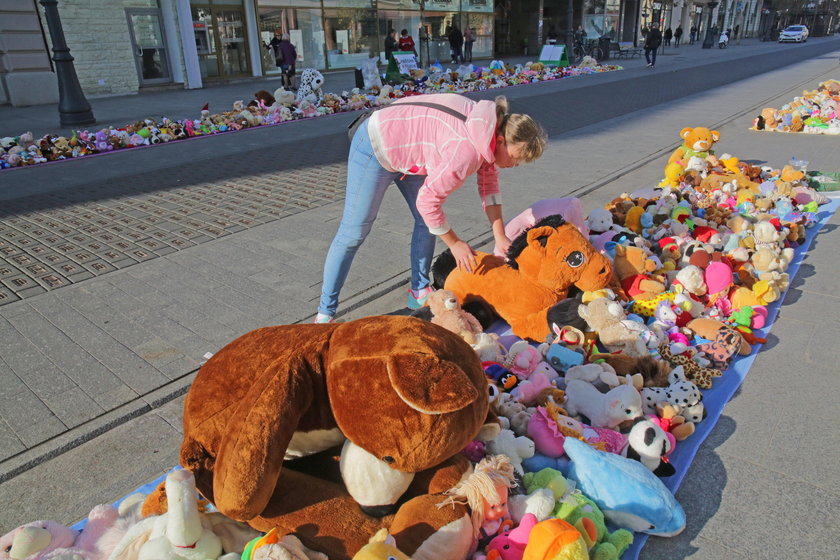 Protest pluszaków fundacji "Dziewczynka z zapałkami" na Piotrkowskiej