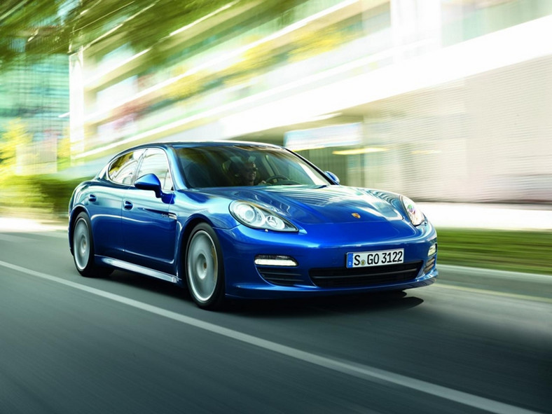 Porsche Panamera S Hybrid i Land Rover Range_e – co je łączy?