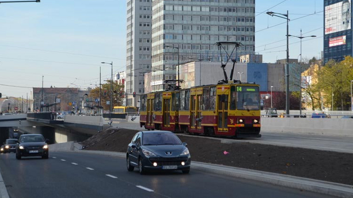 Zniknęło zaoszczędzone przy budowie trasy W-Z 30 milionów złotych – grzmi PiS i domaga się wyjaśnień. Radni opozycji chcą też, by władze miasta wytłumaczyły się z rzekomych zaniechań przy budowie tunelu na trasie.