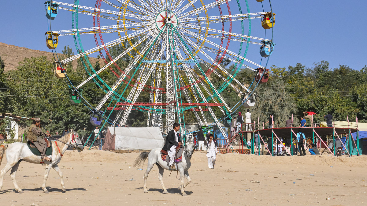 Afganistan. Kobiety i mężczyźni nie mogą razem bawić się w lunaparkach